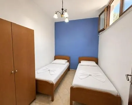 Hotel Mjeshtri *